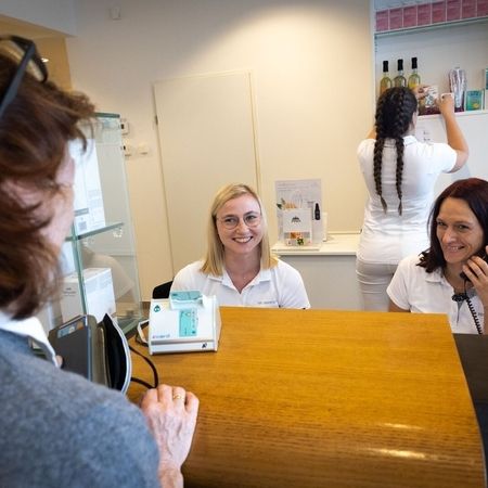 Gespräch mit einer Patientin an der Rezeption