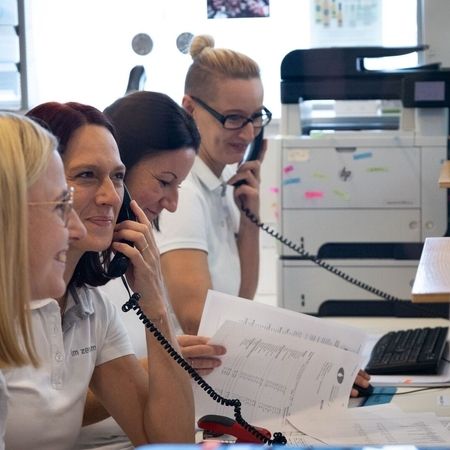 Rezeption - Krankenschwestern führen ein Gespräch telefonisch