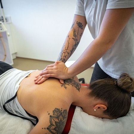 medizinische Massage am Rücken