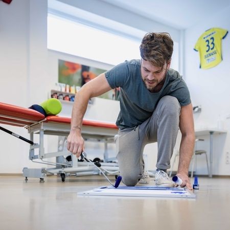 Therapeut bereitet einen Abdruck für die Füße