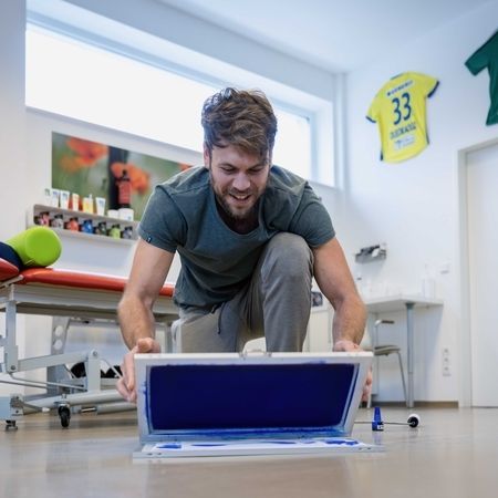 Therapeut bereitet einen Abdruck für die Füße