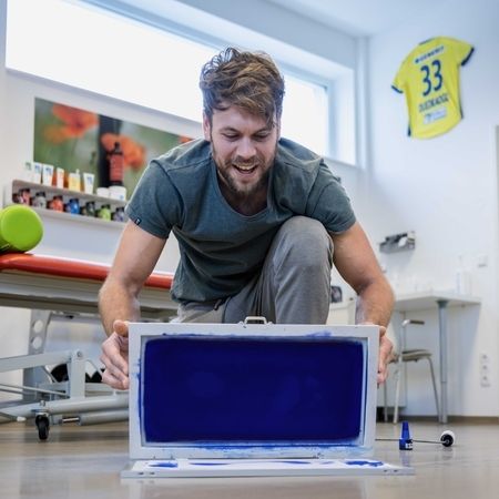 Therapeut bereitet einen Abdruck für die Füße
