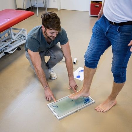 Therapeut bereitet einen Abdruck für die Füße