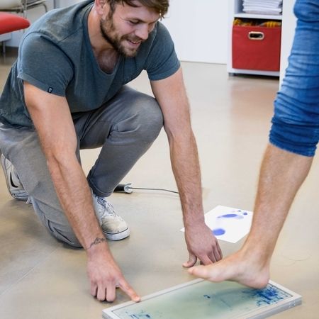 Therapeut bereitet einen Abdruck für die Füße