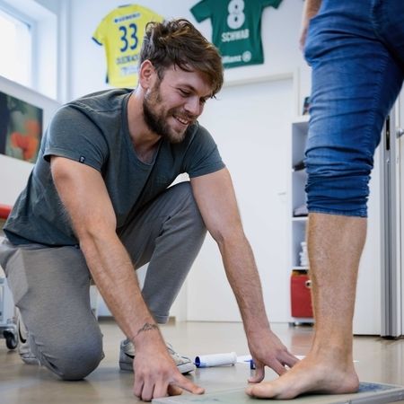 Therapeut bereitet einen Abdruck für die Füße