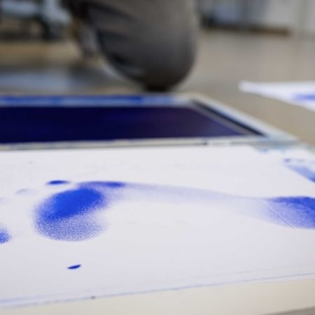 ein Blatt mit blauer Farbe