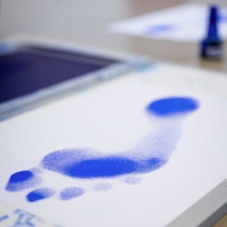 Fußabdruck auf weißer Oberfläche mit blauer tinte