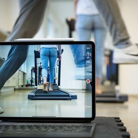 Monitor mit Aufnahme von Personen auf dem Laufband