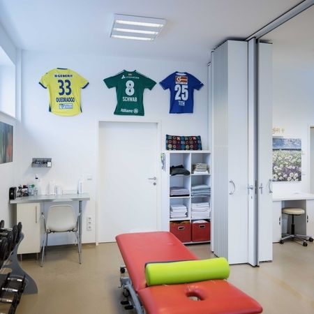Zimmer für Physiotherapie mit Liegefläche
