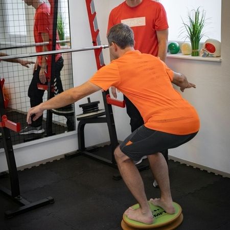 Patient übt Balance auf einem Gerät