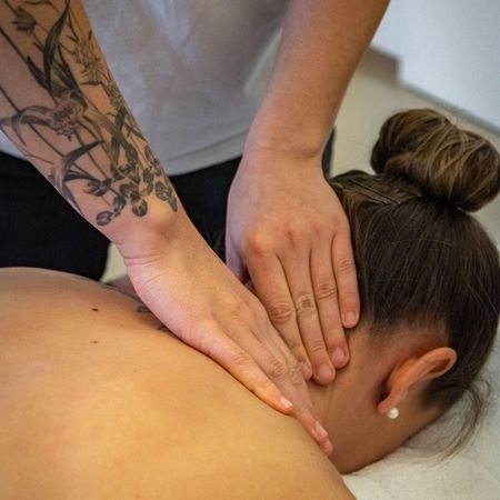 Medizinische Massagen - Masseurin behandelt den Nacken