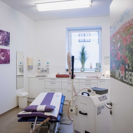 Raum mit Liegefläche für medizinische Massage
