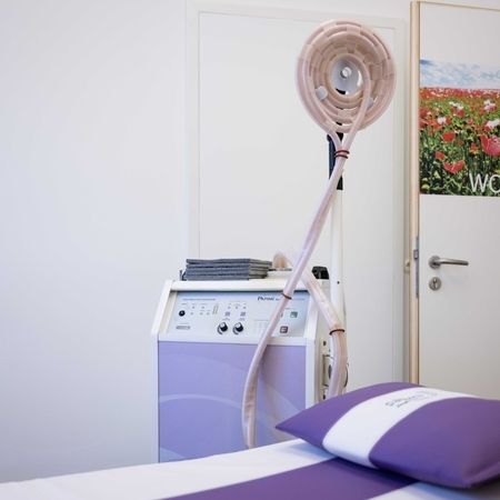 Raum mit Liegefläche für medizinische Massage