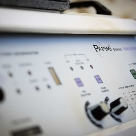 Nahaufnahme von Schaltern eines Instrumentes