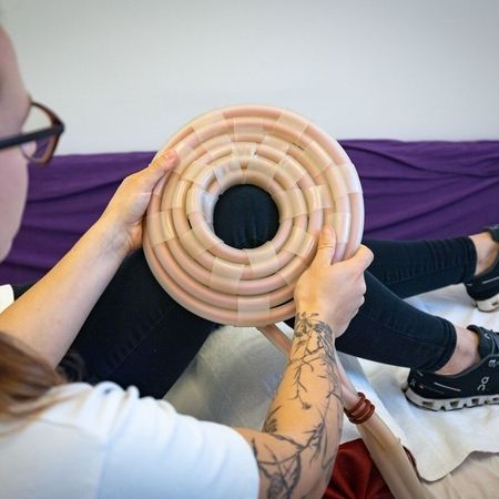 medizinische Massage mithilfe eines Geräts