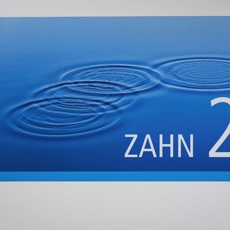 Raumbeschilderung für Fachärzte für Zähne