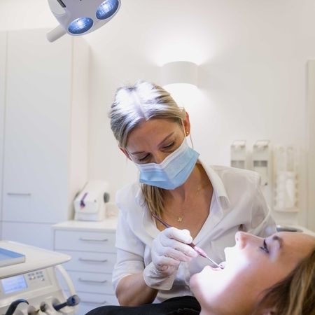 Unsere Ordination - Kieferorthopädin behandelt einen Patienten