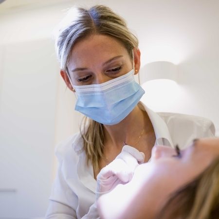 Unsere Ordination - Kieferorthopädin behandelt einen Patienten