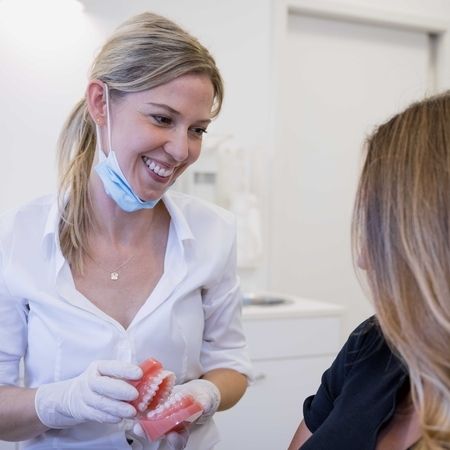 Unsere Ordination Kieferorthopädin spricht mit einem Patienten