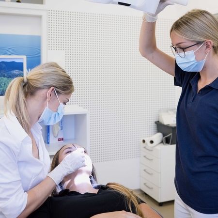 Unsere Ordination - Untersuchung eines Patienten