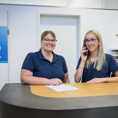 Am Empfang - Person nimmt einen Anruf entgegen