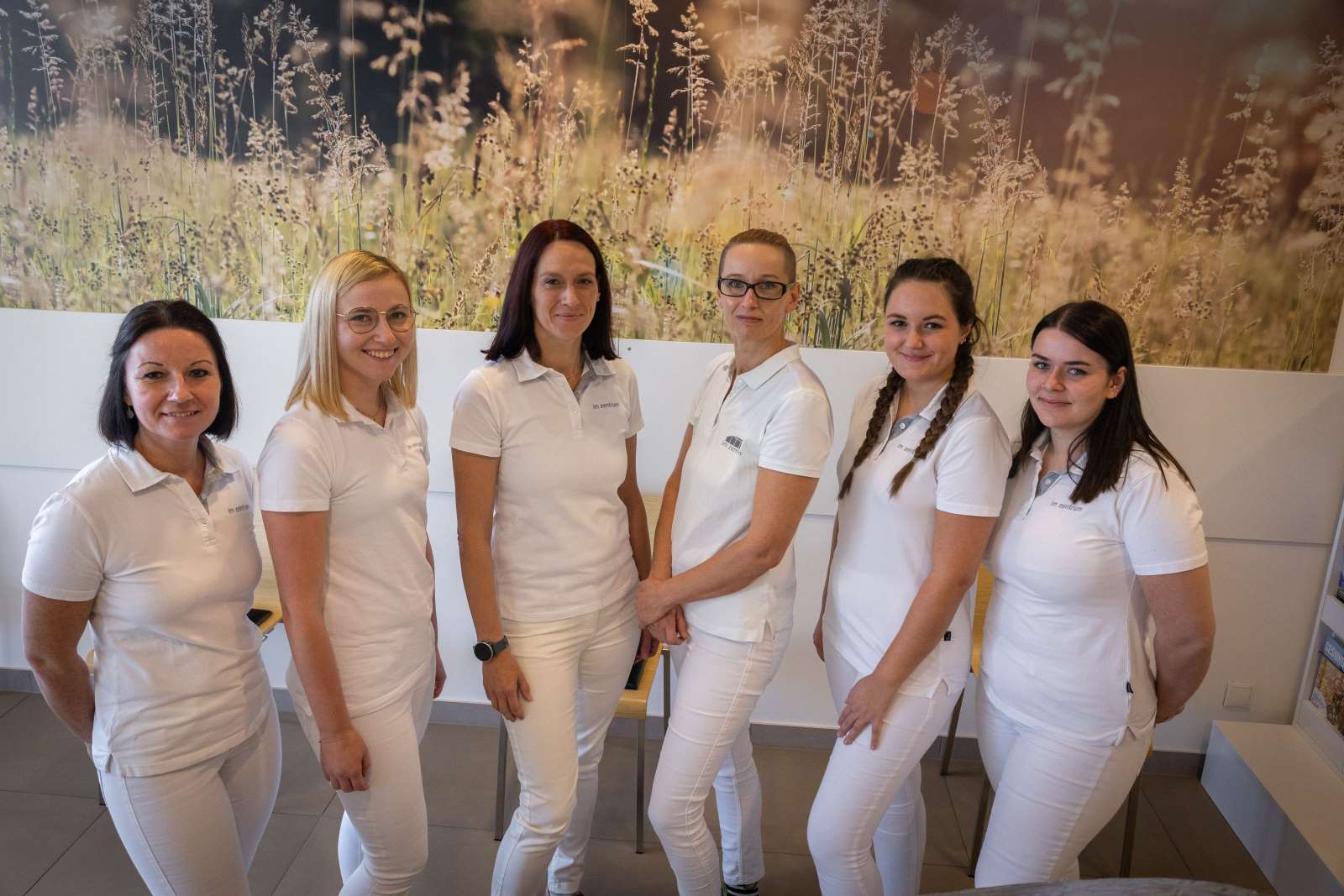 Team aus 6 Personen bei der Rezeption