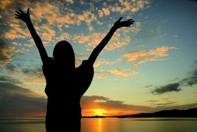 Mensch begrüßt den Sonnenuntergang