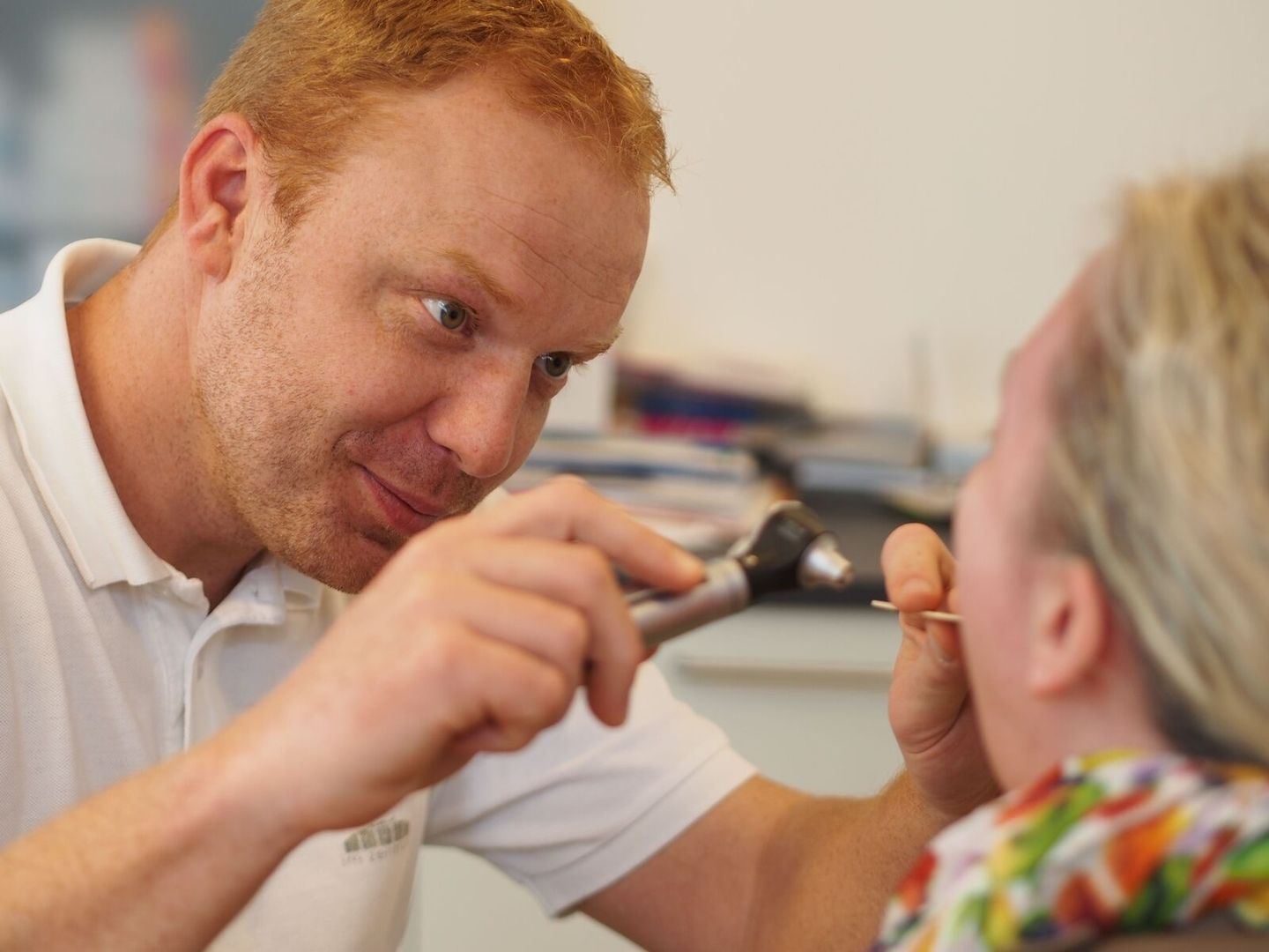 Arzt führt eine Behandlung an einem Patienten aus
