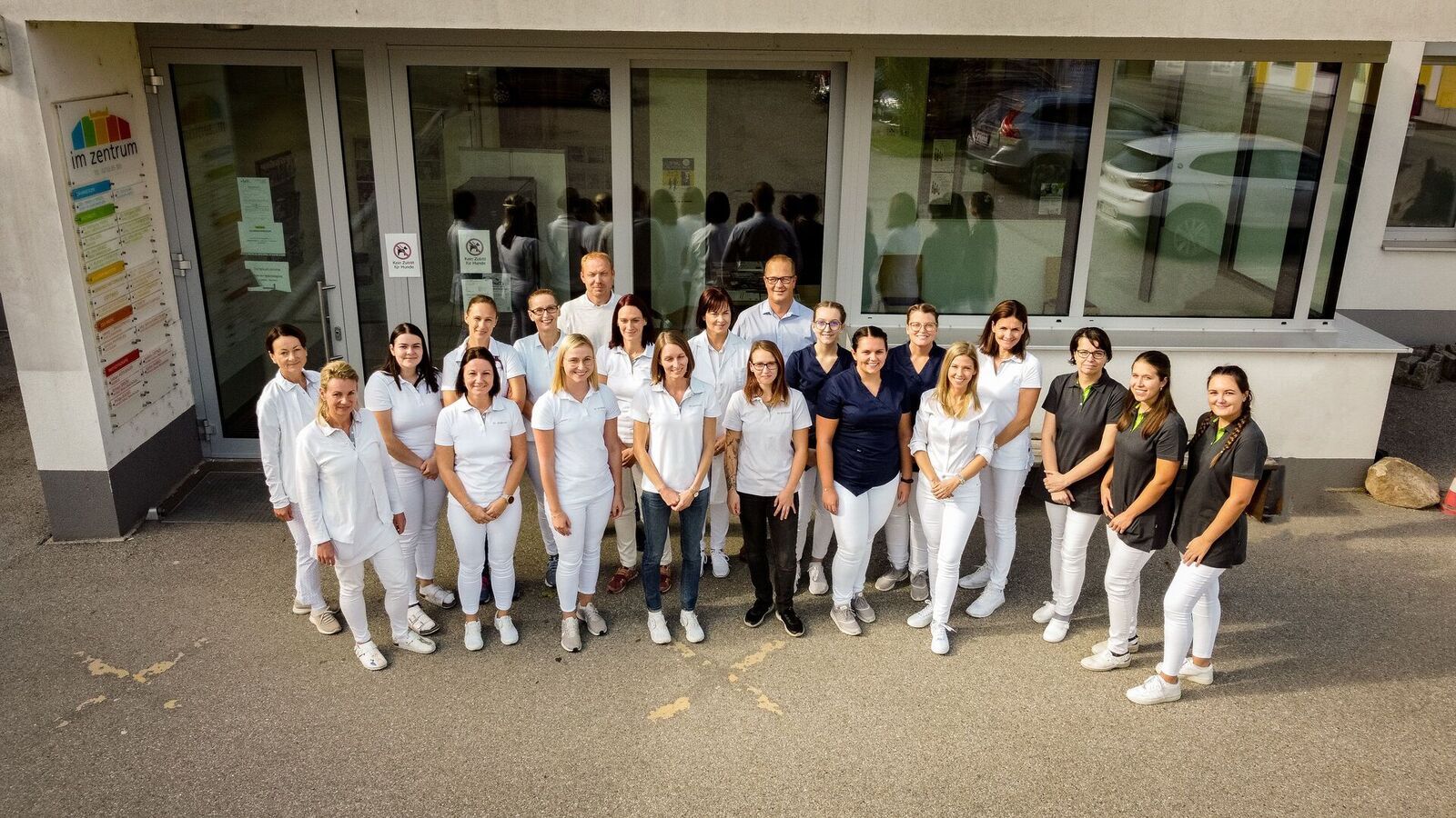 Unser Team vor dem Eingang